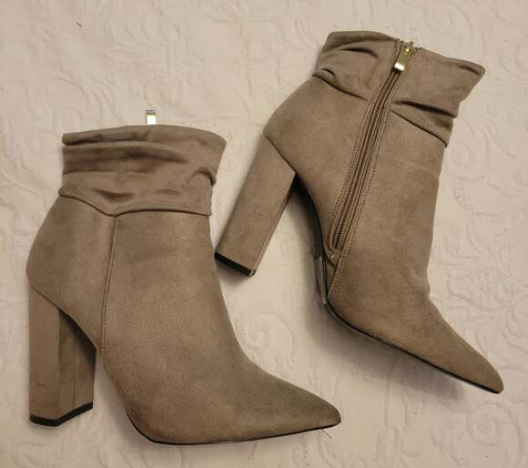 Qupid Shoes - Qupid ankle BOOTS sz 8 beige Grey faux suede, side zip, pointed toe 4"